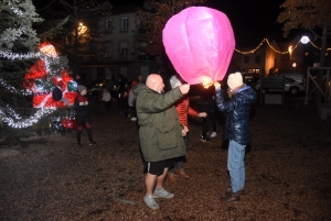 Des centaines de mini-montgolfières de Noël dans la nuit d&#039;Yssingeaux