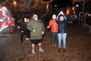 Des centaines de mini-montgolfières de Noël dans la nuit d&#039;Yssingeaux