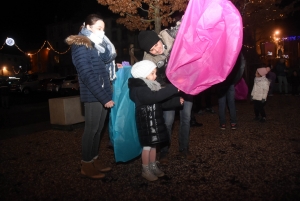 Des centaines de mini-montgolfières de Noël dans la nuit d&#039;Yssingeaux