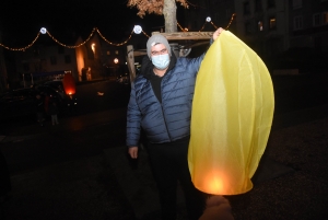 Des centaines de mini-montgolfières de Noël dans la nuit d&#039;Yssingeaux