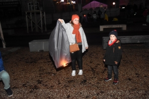 Des centaines de mini-montgolfières de Noël dans la nuit d&#039;Yssingeaux