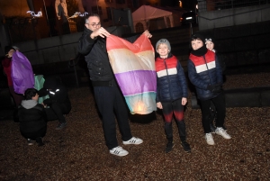 Des centaines de mini-montgolfières de Noël dans la nuit d&#039;Yssingeaux