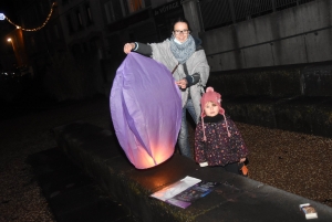 Des centaines de mini-montgolfières de Noël dans la nuit d&#039;Yssingeaux