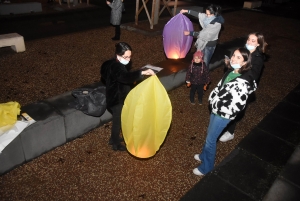 Des centaines de mini-montgolfières de Noël dans la nuit d&#039;Yssingeaux