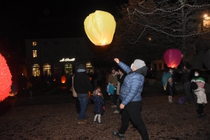 Des centaines de mini-montgolfières de Noël dans la nuit d&#039;Yssingeaux