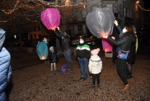 Des centaines de mini-montgolfières de Noël dans la nuit d&#039;Yssingeaux