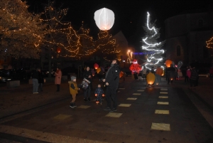 Des centaines de mini-montgolfières de Noël dans la nuit d&#039;Yssingeaux