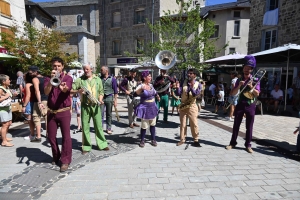 Yssingeaux : 180 exposants au vide-greniers en centre-ville et des animations folkloriques