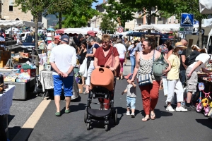 Yssingeaux : 180 exposants au vide-greniers en centre-ville et des animations folkloriques