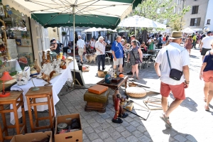 Yssingeaux : 180 exposants au vide-greniers en centre-ville et des animations folkloriques