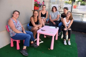 Jocelyne Capon (la présidente), Anne-Lise Chaussinand et des animatrices recrutées pour s&#039;occuper des enfants cet été.