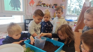 Bas-en-Basset : les maternelles de l&#039;école Louise-Michel reçoivent le prix des « petits jardiniers »