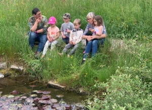 Yssingeaux : pour approndir les 5 sens, les maternelles de Saint-Gabriel visitent le Jardin Mirandou