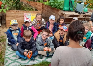 Yssingeaux : pour approndir les 5 sens, les maternelles de Saint-Gabriel visitent le Jardin Mirandou