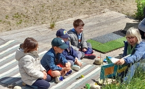 Yssingeaux : pour approndir les 5 sens, les maternelles de Saint-Gabriel visitent le Jardin Mirandou