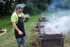 Saint-Romain-Lachalm : le marché d&#039;été a rempli la jauge avec son repas-spectacle