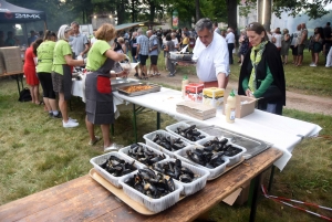 Saint-Romain-Lachalm : le marché d&#039;été a rempli la jauge avec son repas-spectacle