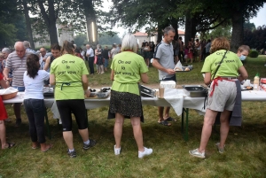 Saint-Romain-Lachalm : le marché d&#039;été a rempli la jauge avec son repas-spectacle