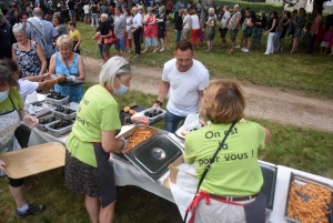 Saint-Romain-Lachalm : le marché d&#039;été a rempli la jauge avec son repas-spectacle