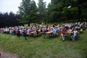 Saint-Romain-Lachalm : le marché d&#039;été a rempli la jauge avec son repas-spectacle