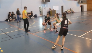 Monistrol-sur-Loire : les basketteurs et basketteuses du collège du Monteil champions académiques