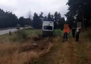 Spectaculaire sortie de route entre Tence et Montfaucon-en-Velay, un fourgon sur le toit