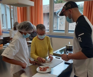 Yssingeaux : de la cuisine intergénérationnelle avec le chef du Bourbon et des lycéens