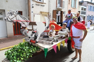 Bas-en-Basset : 5 chars et 3 groupes de musique paradent dans les rues (vidéo)