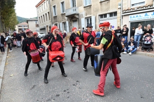 Bas-en-Basset : 5 chars et 3 groupes de musique paradent dans les rues (vidéo)