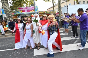 Bas-en-Basset : 5 chars et 3 groupes de musique paradent dans les rues (vidéo)