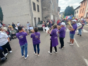 Bas-en-Basset : 5 chars et 3 groupes de musique paradent dans les rues (vidéo)