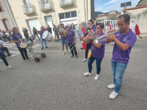 Bas-en-Basset : 5 chars et 3 groupes de musique paradent dans les rues (vidéo)