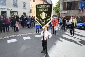 Bas-en-Basset : 5 chars et 3 groupes de musique paradent dans les rues (vidéo)