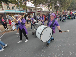 Bas-en-Basset : 5 chars et 3 groupes de musique paradent dans les rues (vidéo)