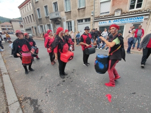 Bas-en-Basset : 5 chars et 3 groupes de musique paradent dans les rues (vidéo)