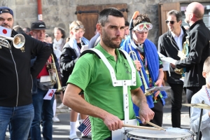 Bas-en-Basset : 5 chars et 3 groupes de musique paradent dans les rues (vidéo)