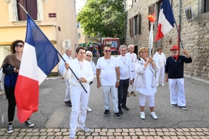 Bas-en-Basset : 5 chars et 3 groupes de musique paradent dans les rues (vidéo)