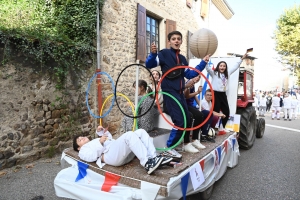 Bas-en-Basset : 5 chars et 3 groupes de musique paradent dans les rues (vidéo)