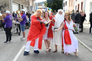 Bas-en-Basset : 5 chars et 3 groupes de musique paradent dans les rues (vidéo)