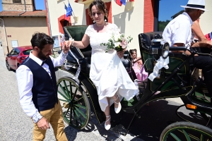 Malvalette : les mariés arrivent dans une calèche tirée par des chevaux de cinéma