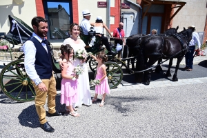 Malvalette : les mariés arrivent dans une calèche tirée par des chevaux de cinéma