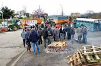 Les agriculteurs bloquent toujours l&#039;entrée de l&#039;entreprise.