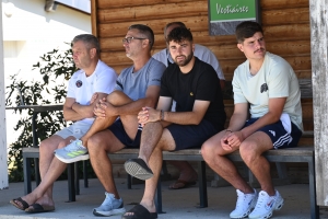 Stéphane Dief (2e en partant de la gauche), entraîneur du Puy Foot, ici au côté du président du FC Espaly, Christian Perbet, a assisté à la rencontre.