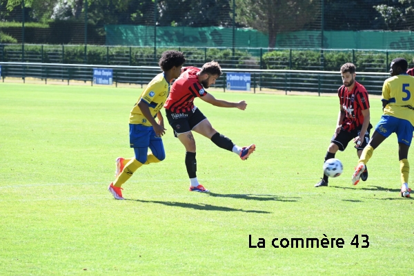 |||||||||||||||||Stéphane Dief (2e en partant de la gauche), entraîneur du Puy Foot, ici au côté du président du FC Espaly, Christian Perbet, a assisté à la rencontre.||