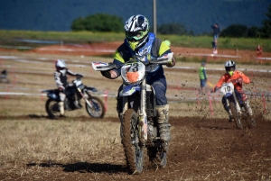 Course sur prairie de Saint-Maurice-de-Lignon : les motos Open (série 2)