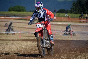 Course sur prairie de Saint-Maurice-de-Lignon : les motos Open (série 2)