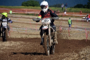 Course sur prairie de Saint-Maurice-de-Lignon : les motos Open (série 2)