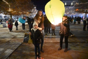 Yssingeaux : les lanternes de papier se mêlent aux étoiles (vidéo)