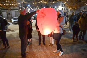 Yssingeaux : les lanternes de papier se mêlent aux étoiles (vidéo)