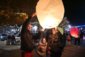 Yssingeaux : les lanternes de papier se mêlent aux étoiles (vidéo)